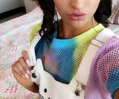 Rosalie, una chica menuda, sensual y muy juguetona, está disponible para tu placer.