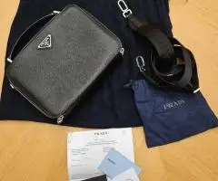 Bolso mediano Prada Brick en piel Safiano negra.