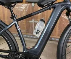 Bicicleta eléctrica de paseo Cube con accesorios.